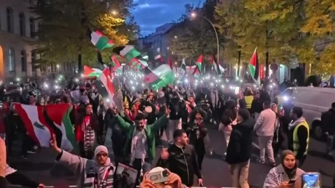 Germany: 'Unity for Gaza' protest held in Berlin after ceasefire 스톡 동영상 320768279