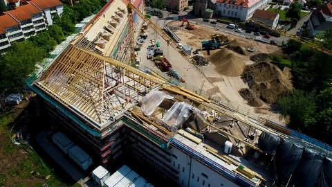 Germersheim old Barracks / Workers working on the roof Vídeo Stock 124964665