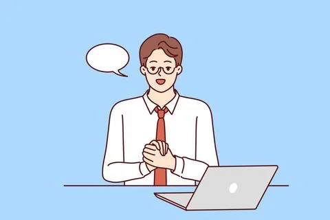 Geschäftsmann sitzt an einem Tisch mit Laptop und schaut in eine Kamera, d.. Stock Photos