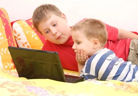 Geschwister am Computer Stock Photos