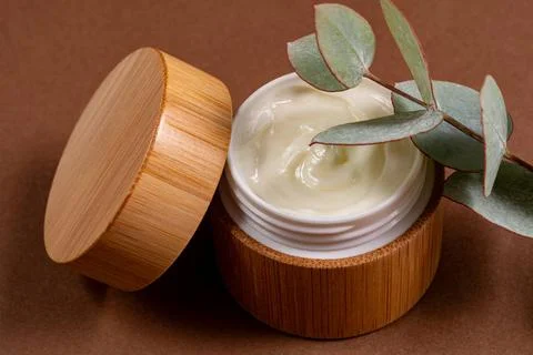 Gesichts- oder Körpercreme im Bambus-Tiegel mit natürlichen Eukalyptus-Ext. Stock Photos