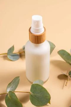 Gesichts- oder Körpercreme in weißer Pomponflasche aus Milchglas mit Bambu. Stock Photos