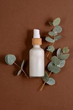 Gesichts- oder Körpercreme in weißer Pomponflasche aus Milchglas mit natür Stock Photos