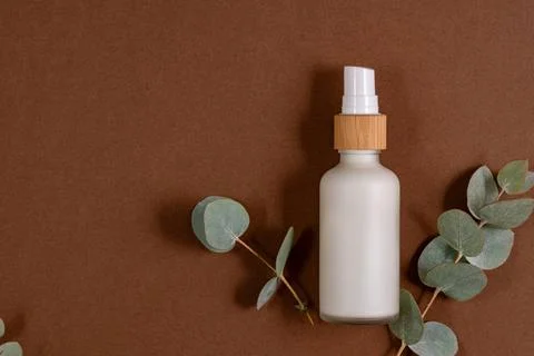 Gesichts- oder Körpercreme in weißer Pomponflasche aus Milchglas mit natür Stock Photos