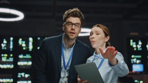 Gesturing woman talking software developer cloud computing server farm closeup Stock Footage 260251471