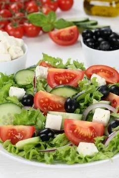 Gesund vegetarisch essen griechischer Salat auf Teller mit Tomaten, Feta K... Stock Photos