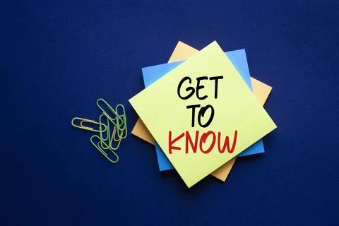 Get to Know symbol. Sticky Notes with words Get to Know. Beautiful deep blue  Stock Photos