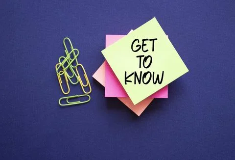 Get to Know symbol. Sticky Notes with words Get to Know. Beautiful deep blue  Stock Photos