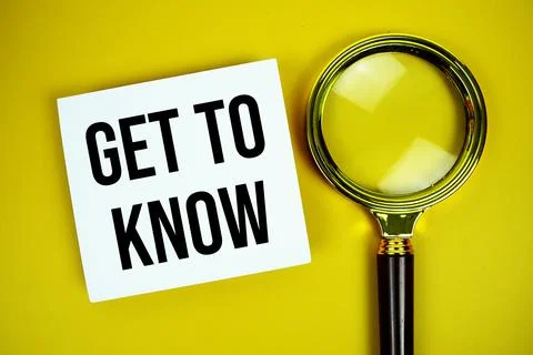 Get to know text on paper card with magnifying glass flat lay on yellow bac.. Stock Photos