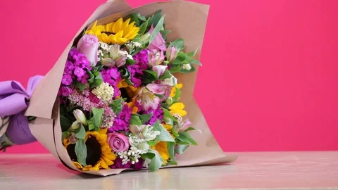 Get well note gently placed next to a bouquet, saturated pink background Stock-Footage 124664139