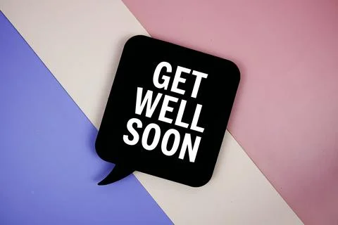 Get well soon text on speech bubble top view on purple geometric background Illustrazione stock
