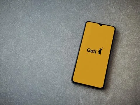 Gett app launch screen with logo on the display of a black mobile smartphone  Stock Photos