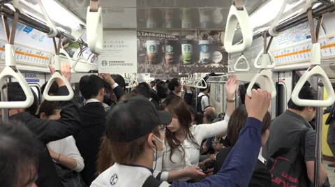 Getting on and off Tokyo metro car at station 스톡 동영상 39723164