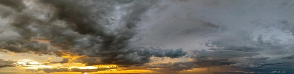 Getting dark at sundown. Sunset sky with scattered clouds of bright colors Foto stock