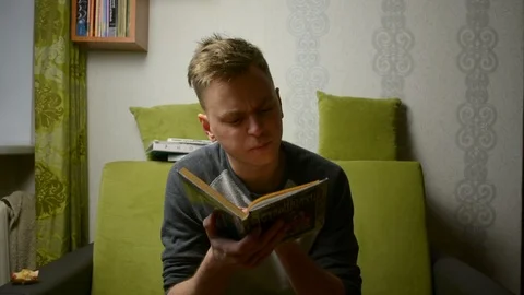 Getting emotional while reading scary horror book over time, teenager portrait 库存影片 92982725