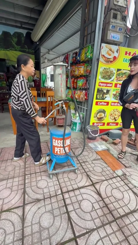 Getting Gas With a Hand Pump in Vietnam, Truong An, Vietnam - 16 Jan 2026 Stockbeeldmateriaal 345280961