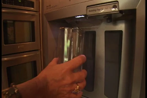 Getting ice water 動画素材 7812653