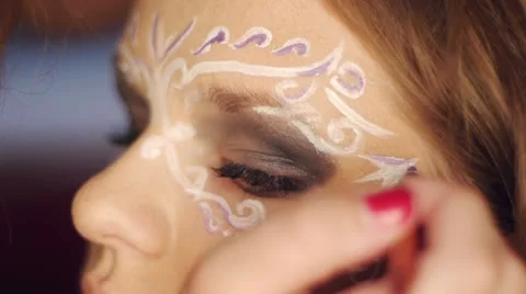 Getting make up 库存影片 21446826