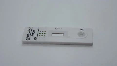 Getting a negative result on of a fast covid test Video stock 171793086