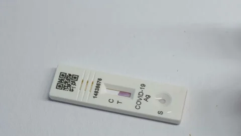Getting a negative result on of a fast covid test Video stock 171793101