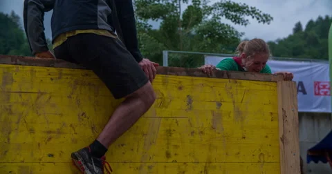 Getting over a yellow hurdle successfully Vídeos de archivo 63986100