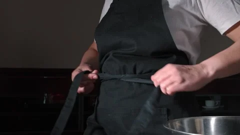 Getting Ready to Cook: Tying an Apron for Homemade Vegan Vegetarian Lasagna Vidéo 332770864
