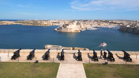 Getting ready for the saluting shot at barakka gardens in Valletta, Malta Stock Footage 108730954