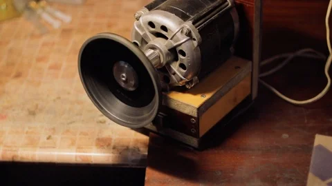 Getting sharpening machine ready to work and freehand sharpening Vidéo 106369082