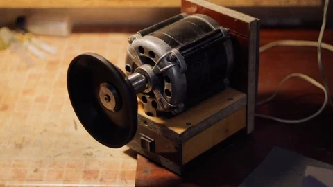 Getting sharpening machine ready to work and freehand sharpening Vidéo 106369099