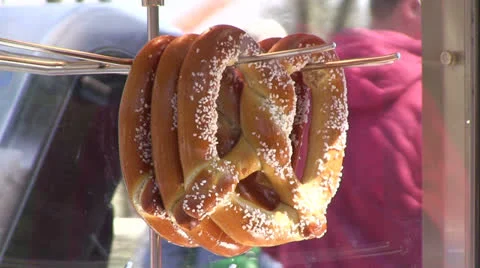 Getting soft pretzel from rack 库存影片 23104315