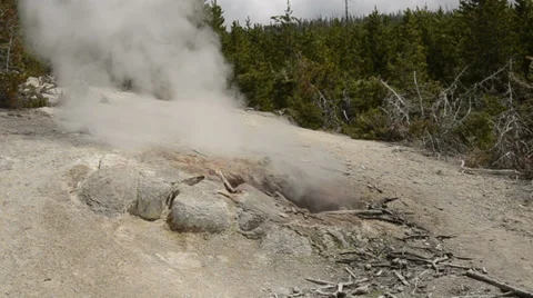 Geyser steaming on a side of a hill Vidéo 39015788