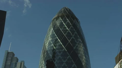The Gherkin Building RT mid low angle tilt with crane 01 UHD 스톡 동영상 50356884