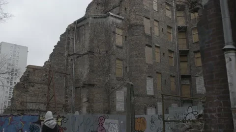 Ghetto building tilting up 4K Vídeos de archivo 146860011