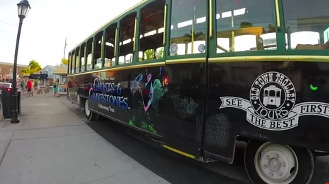 Ghost and gravestones old town trolley tour in key west florida keys on duval 库存影片 41869426