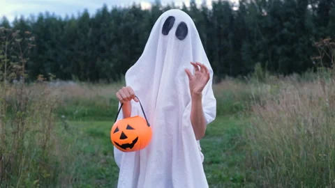 Ghost costume kid with candy bucket shouting boo Vídeo Stock 315218108