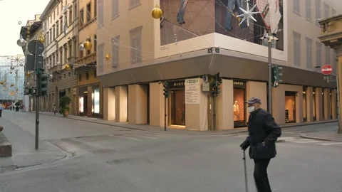 Ghost town, shops closed and empty streets near Christmas, during lockdown. 库存影片 144437557