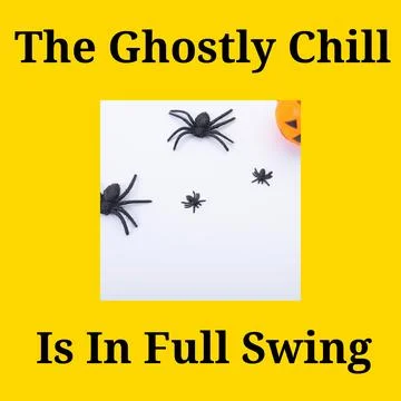 The ghostly chill is in full swing text with black spider, flies and jack o Foto stock