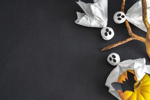 Ghosts, bat, pumpkin on black background. Halloween symbols. Copy space. Foto stock