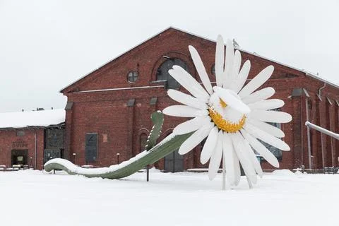 Giant chamomile flower installation in front of Forum Marinum, Turku Illustrazione stock