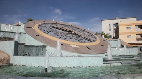Giant clock in the city of Al Ain. Vidéo 45531233