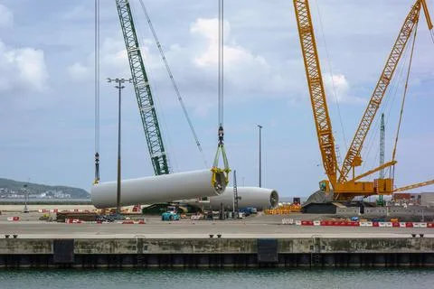 Giant Crawler Crane Assembling Wind Turbine Tower Sections at Port Harbor, .. 스톡 사진