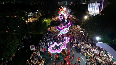 A giant dragon dance with LED lights dazzles spectator Stock-Footage 318092144