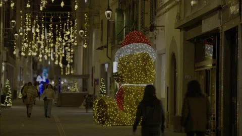 – giant glowing bear puppet in slow motion in Christmas town. Stock Footage 300199844