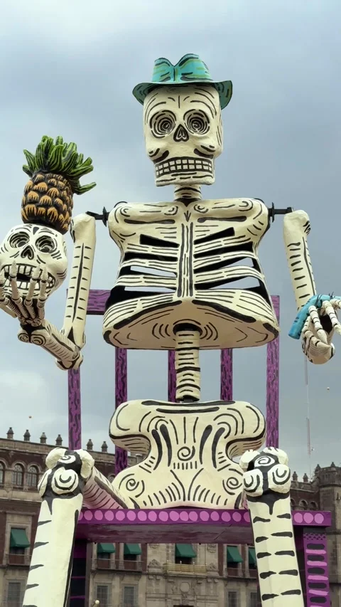 Giant handmade paper skeleton representing grandfather in his chair. Front view Vídeos de archivo 292682814