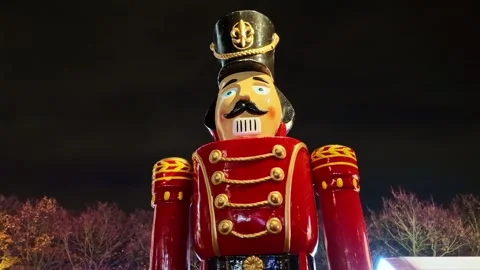 Giant Illuminated Nutcracker Soldier Statue At Christmas Market Night Vídeos de archivo 323078391