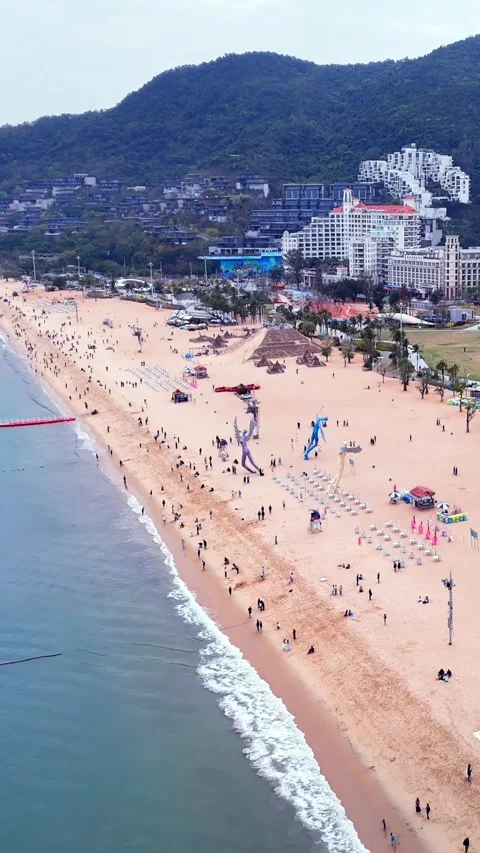 Giant Inflatable Figures on Dameisha Beach, Shenzhen, China 動画素材 331552951
