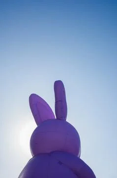 Giant inflatable purple Easter bunny head with the background of a clear bl.. Foto stock