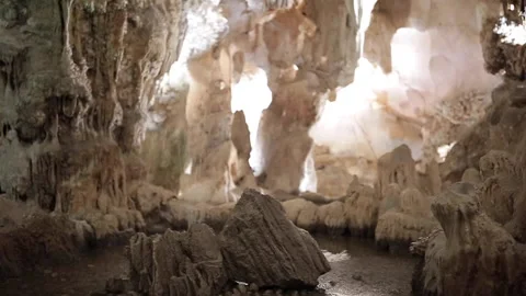 Giant limestone cave underground with white stalactites and stalagmites Vidéo 131272327