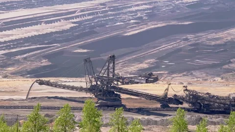 Giant machine in large lignite mine Vidéo 334518159
