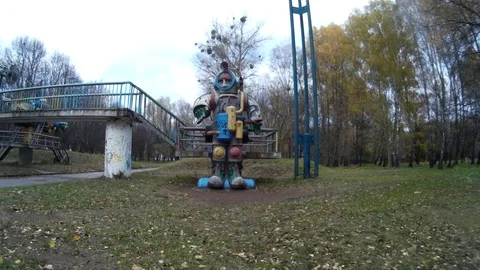 Giant mechanical astronaut robot moving head in the park. Ukraine Khmelnytskyi Stock Footage 70061384